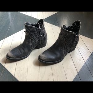 Circle G Cowgirl boots. Distressed leather Size 7